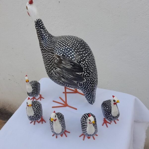 GALINHA D´ANGOLA COM CINCO FILHOTES