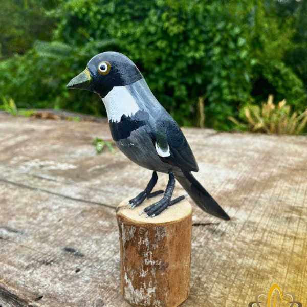 Pássaros Em Madeira No Toco Cinco UN